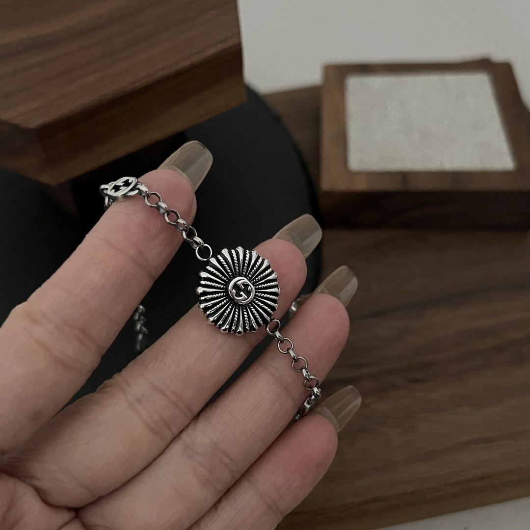 Premium Silver Daisy Bracelet – Elegant & Timeless