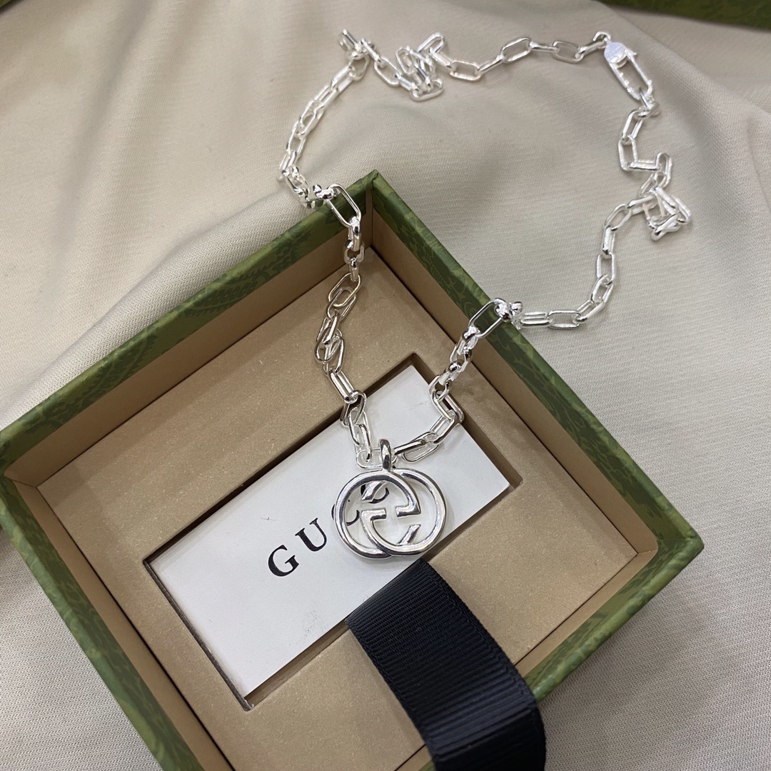 Gucci Silver Interlocking GG Circle Necklace – Modern Elegance