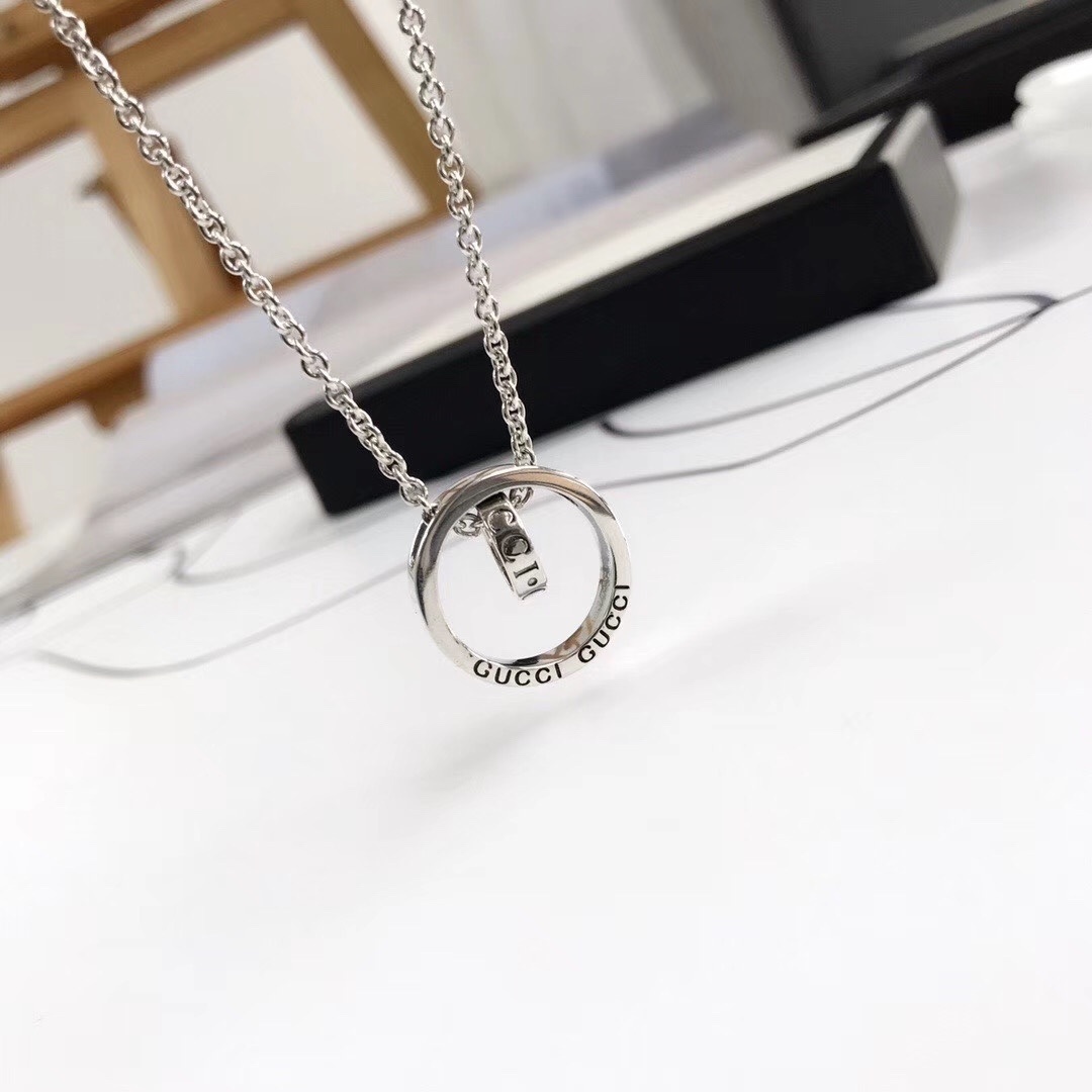 Gucci Silver Circle Logo Necklace – Modern Elegance
