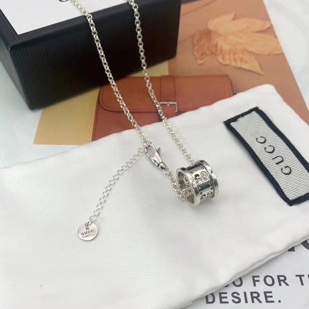 Gucci Silver Circle Pendant Necklace – Gucci Silver Interlocking G