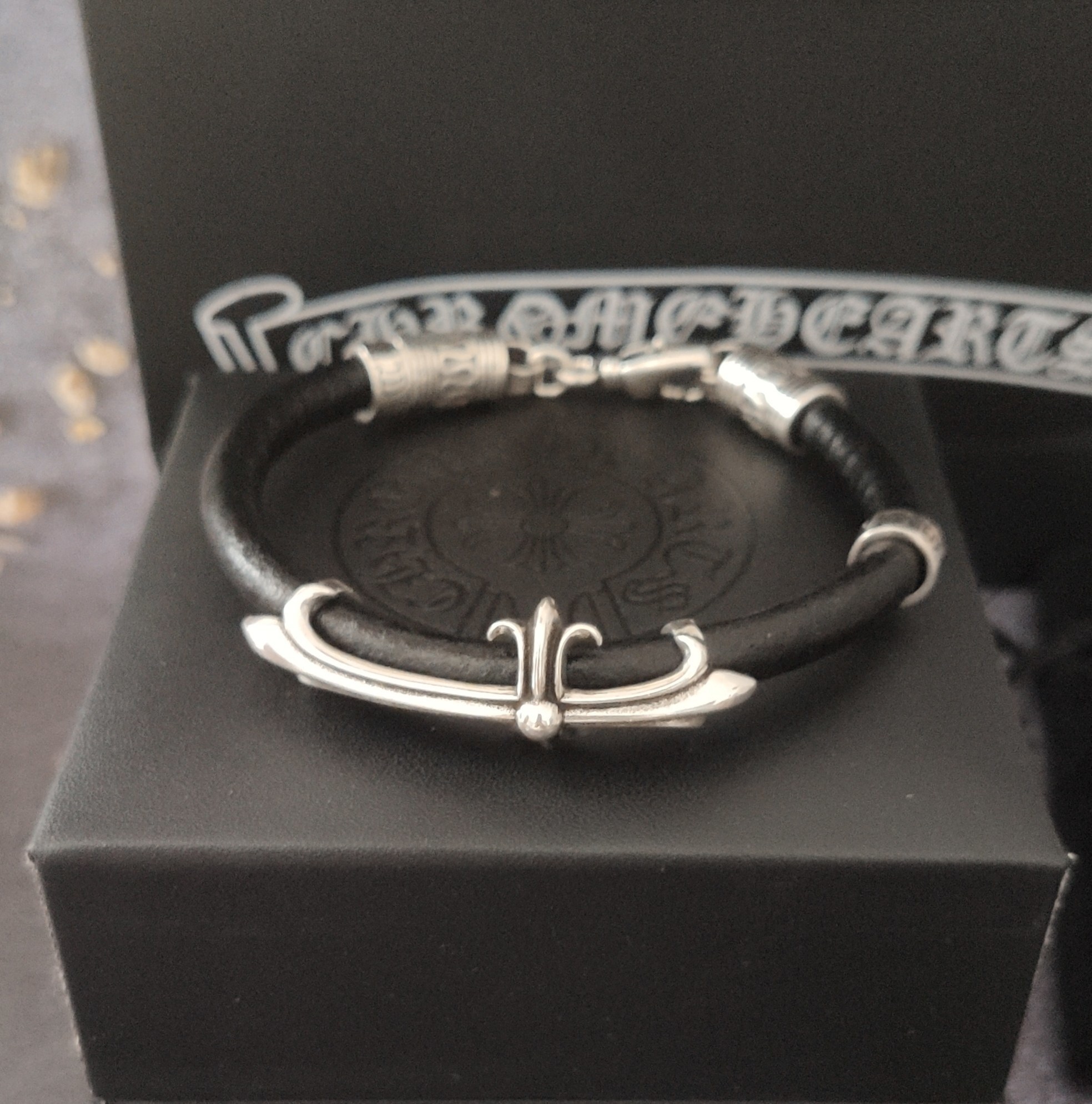 Premium Leather & Silver Fleur Bracelet – Timeless Style