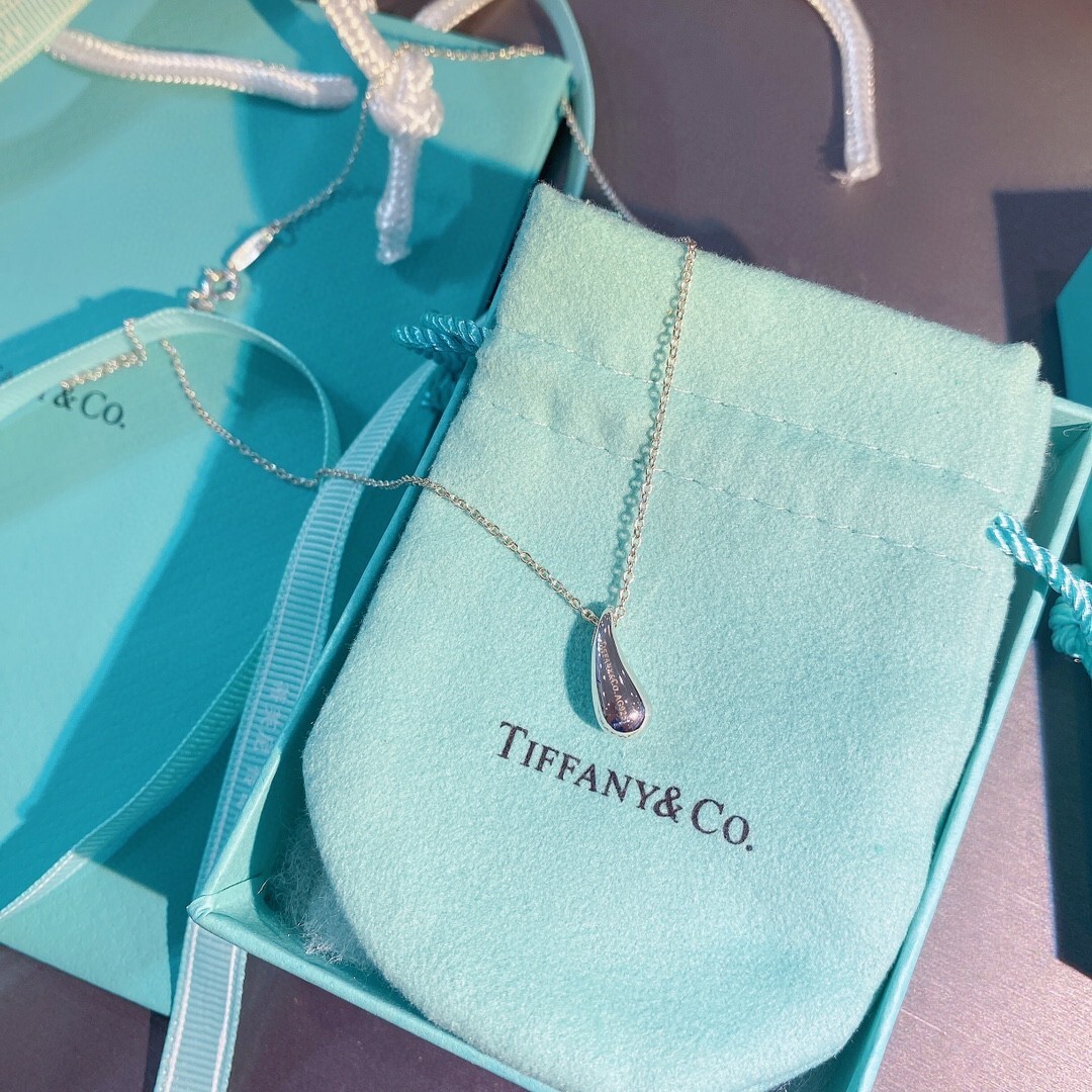 Tiffany Silver Teardrop Pendant Necklace – Elegant Design