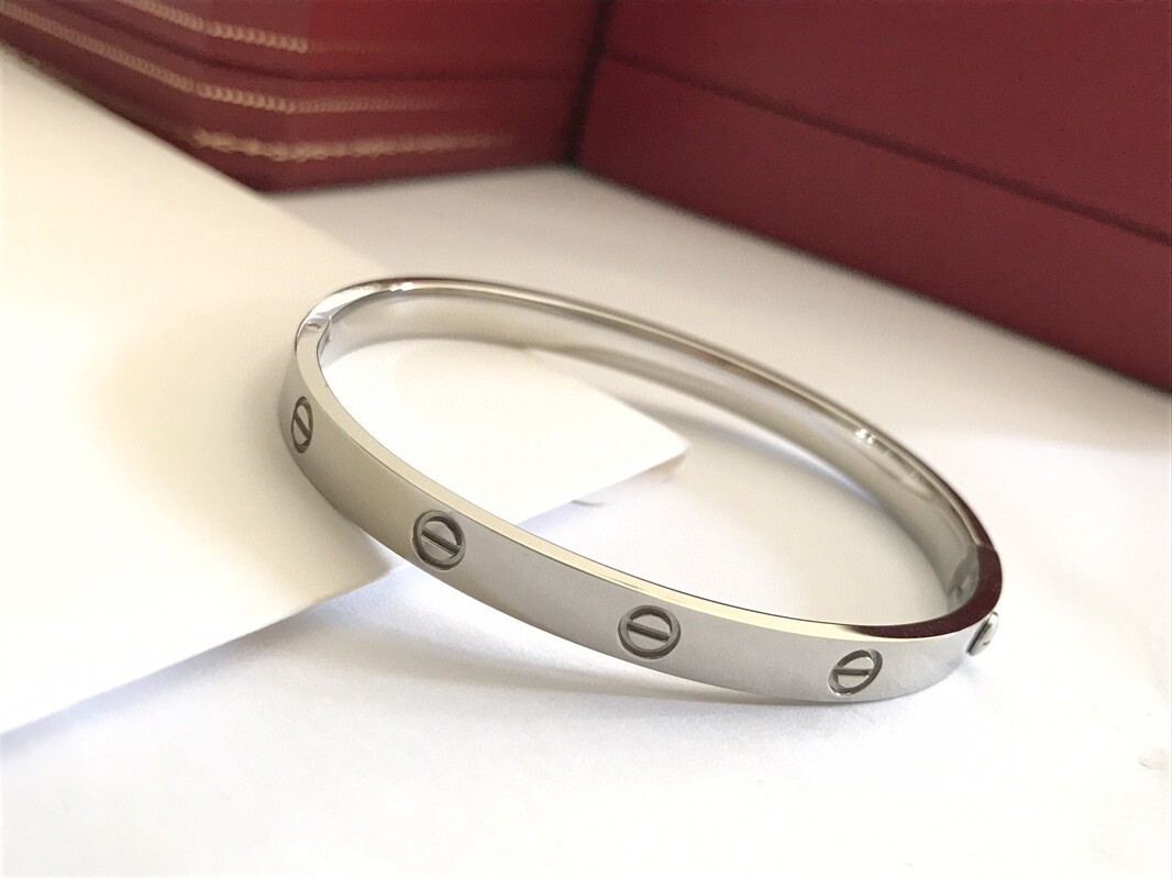 Premium Silver Love Bracelet – Timeless Elegance