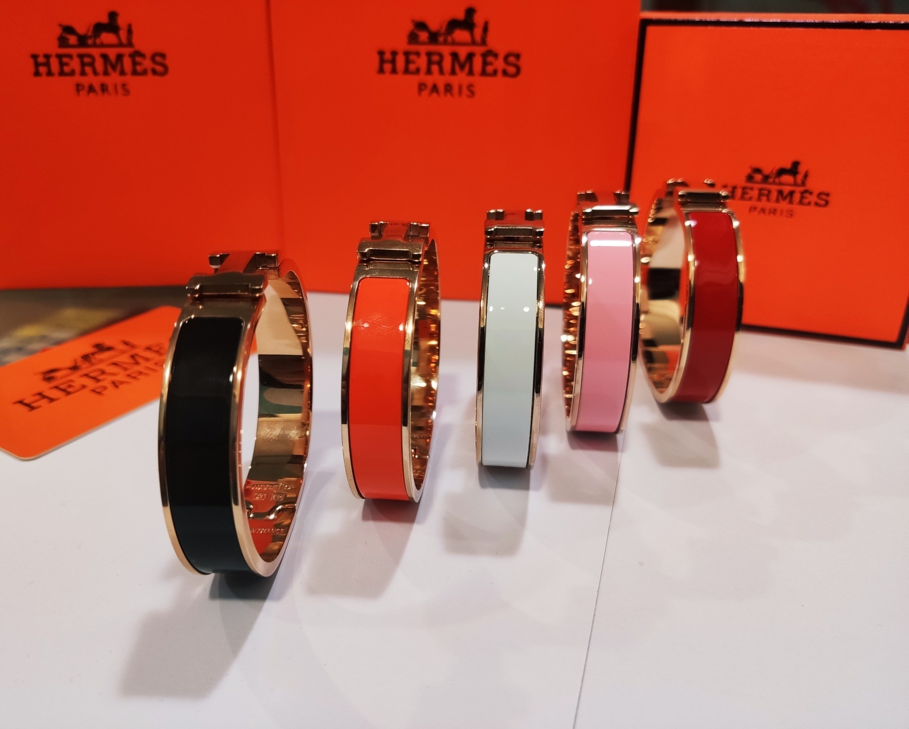 Premium Enamel Hinge Bracelet – Luxury & Style