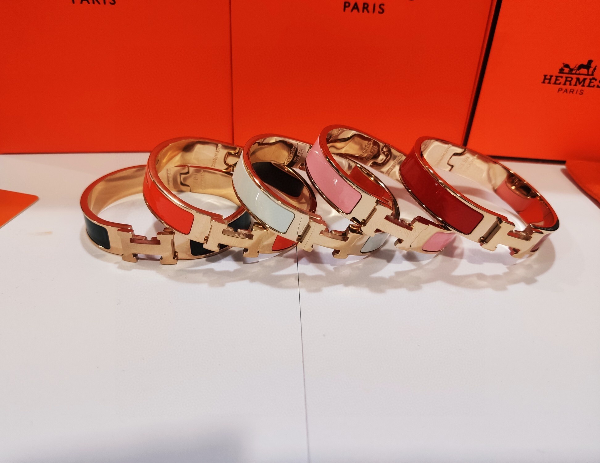 Premium Enamel Bracelet – Timeless Elegance