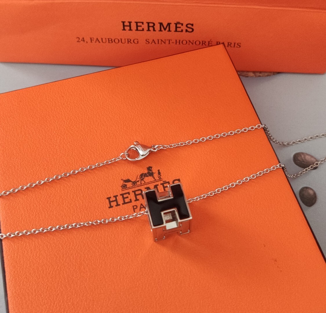 Hermès Black Enamel Pendant – Hermès Black Enamel ‘H’ Pendant Necklace