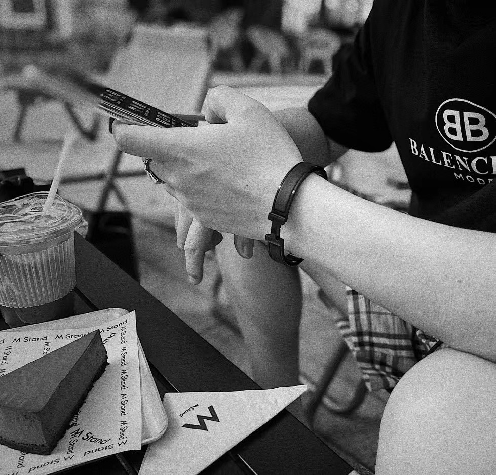 Premium Black Geometric Clasp Bracelet – Minimalist Style