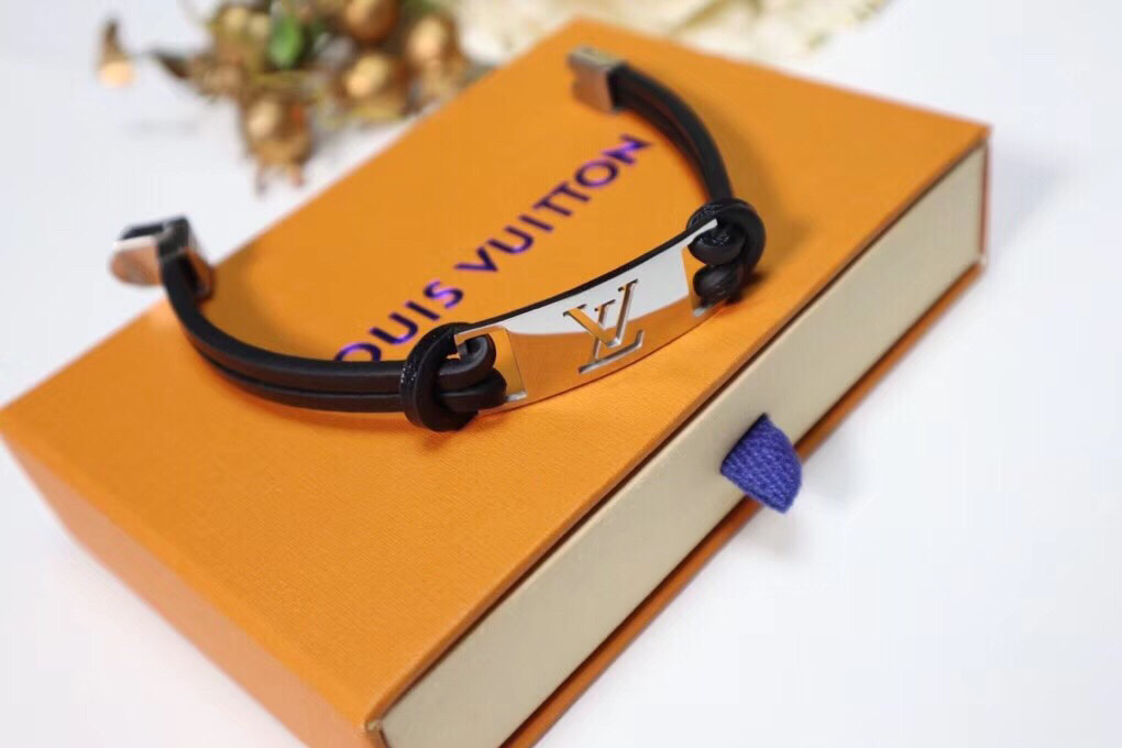 Luxury Leather Bracelet with Iconic Logo – Premium Quality