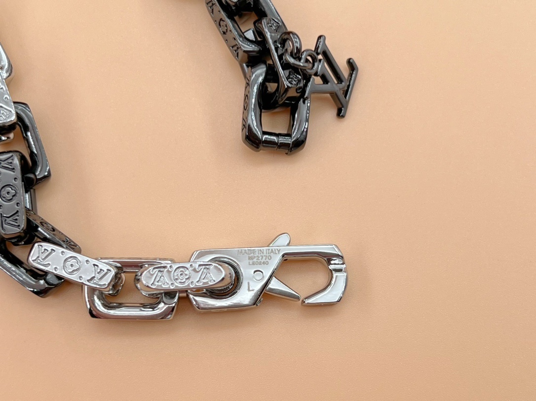 Louis Vuitton Silver Chain Links Necklace – Colorful Accent