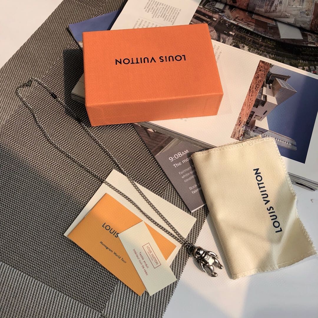 LV Silver Tone Dog Tag Necklace – Louis Vuitton Chain