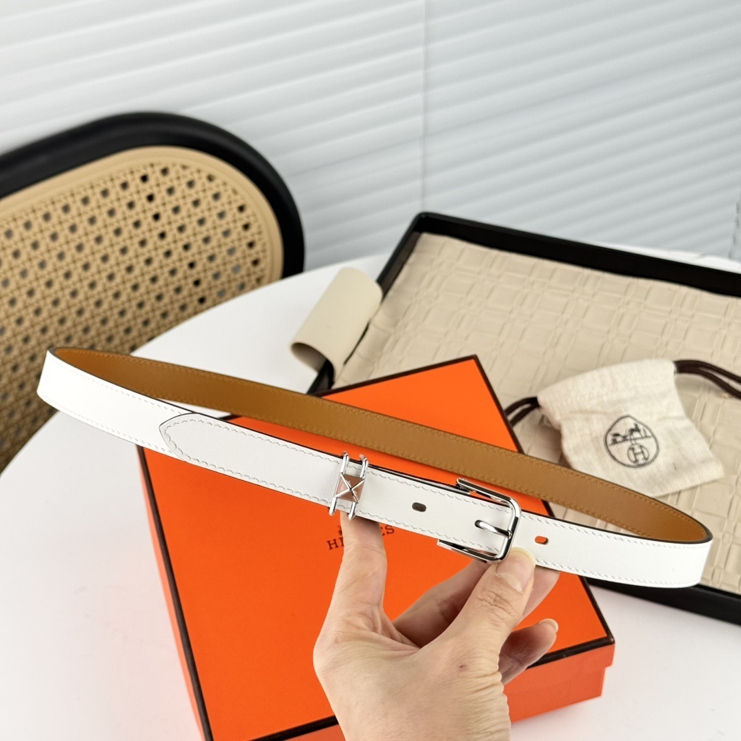 Elegant White Slim Leather Belt with Silver-Tone Geometric Buckle