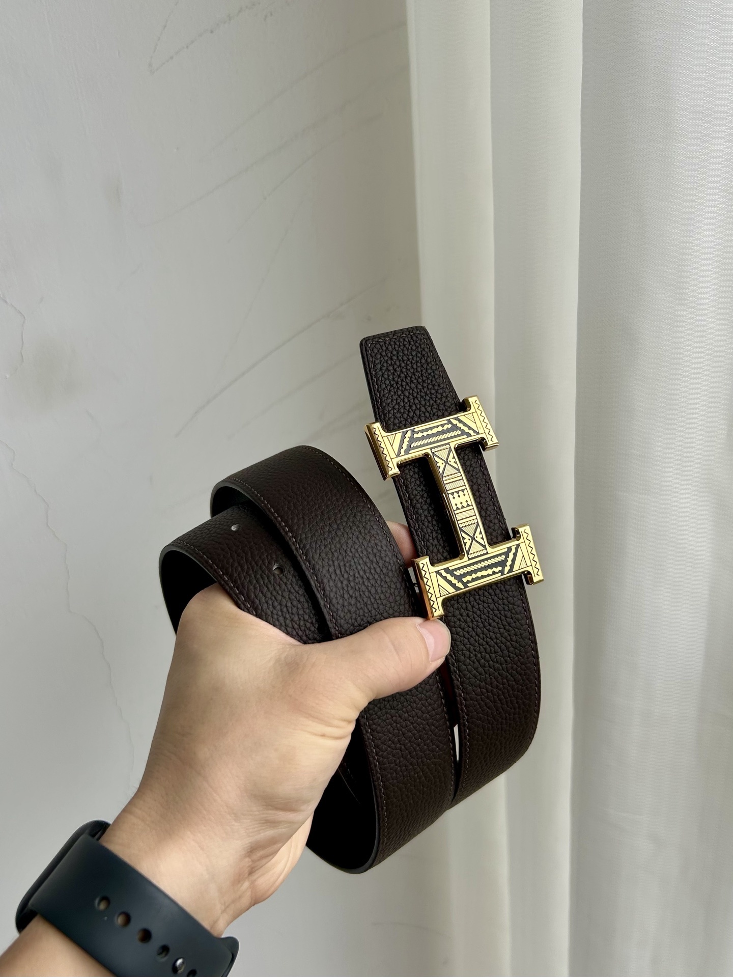 Luxury Men's Reversible Leather Belt with Engraved Gold H Buckle