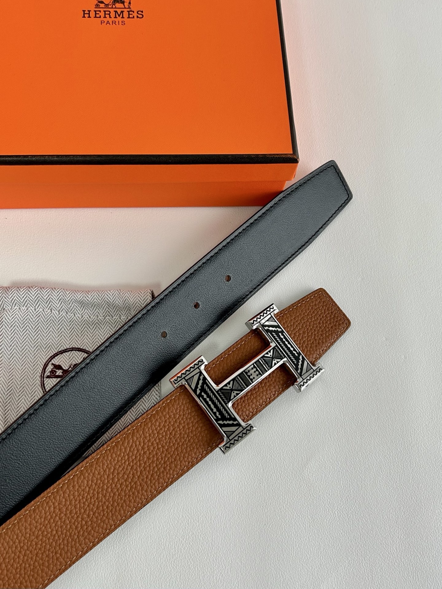 Hermès Luxury Leather Belt with Engraved H Buckle - Brown
