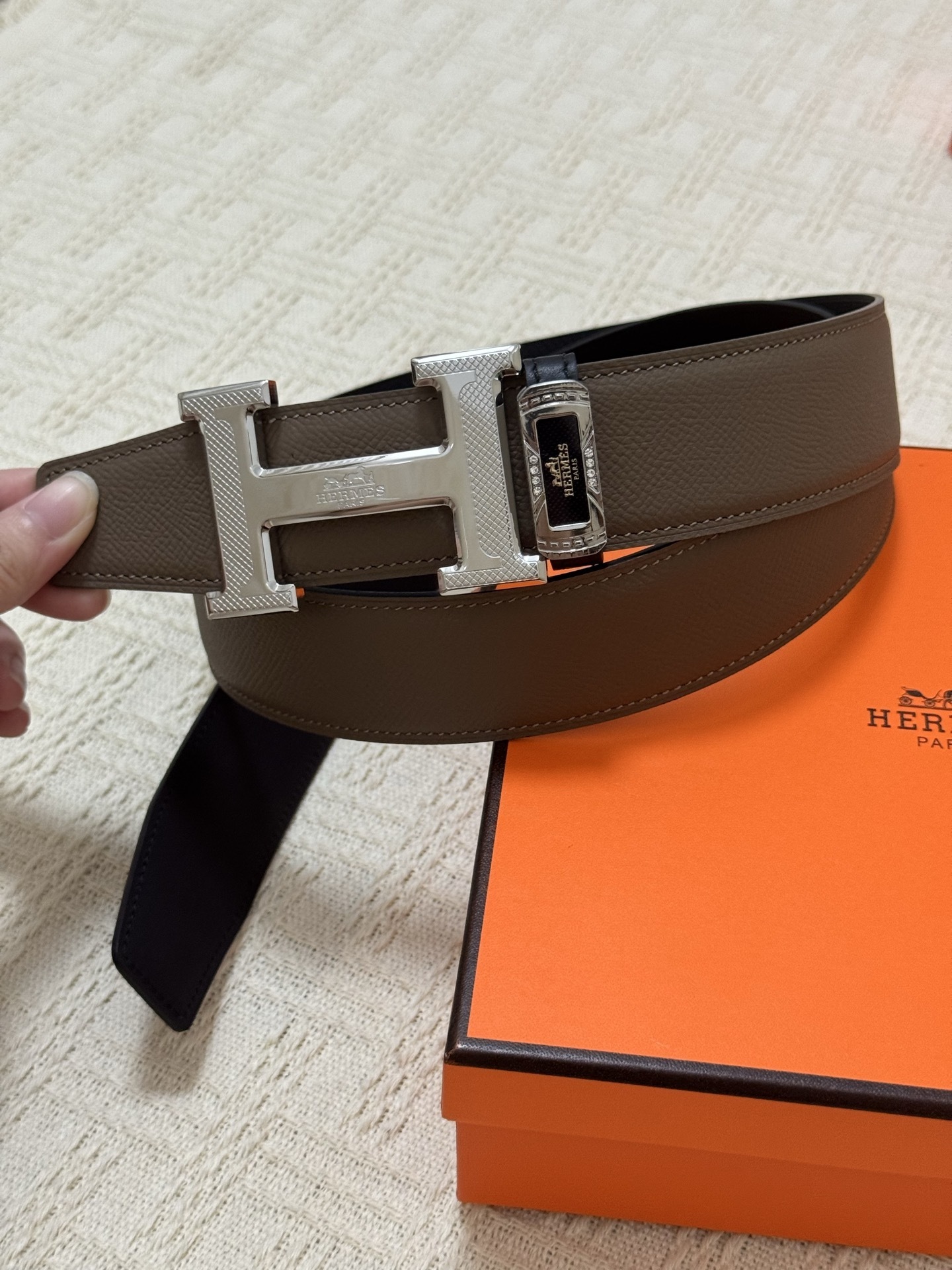 Hermès Men’s H Buckle Leather Belt – Brown & Silver Luxury Accessory