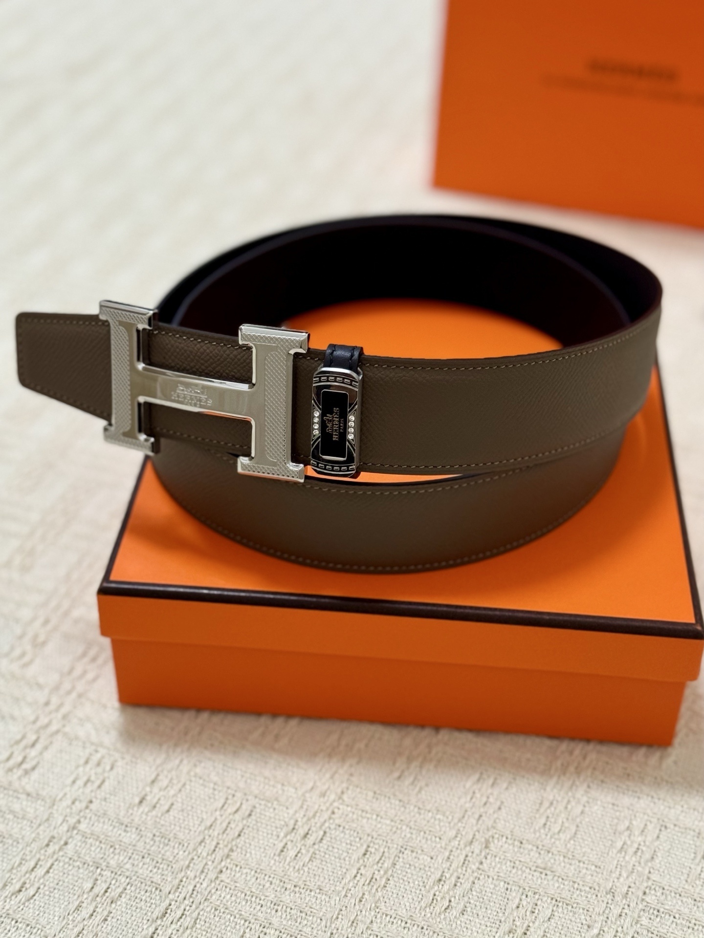 Hermès Men’s H Buckle Leather Belt – Brown & Silver Luxury Accessory