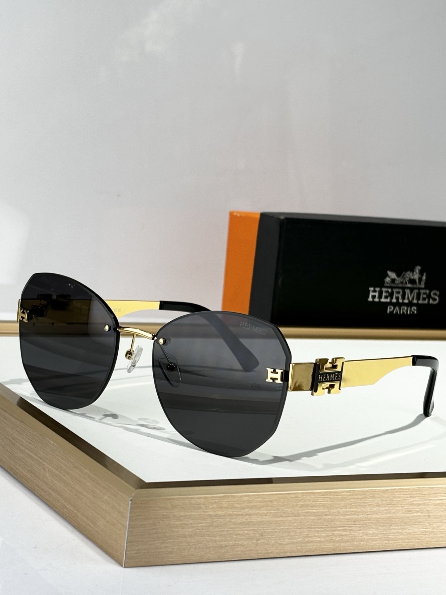 Hermes Luxury Rimless Sunglasses with Brown Gradient Lenses