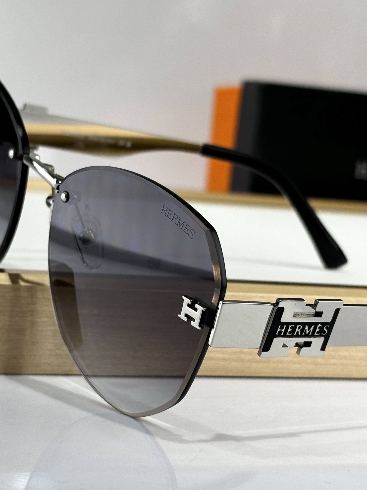 Hermes Luxury Rimless Sunglasses with Brown Gradient Lenses