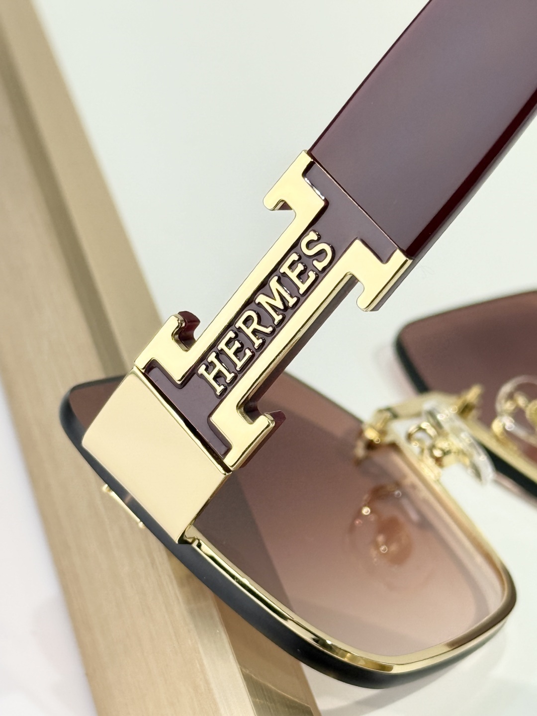 Hermes Luxury Square Gradient Sunglasses for Women – Gold Frame