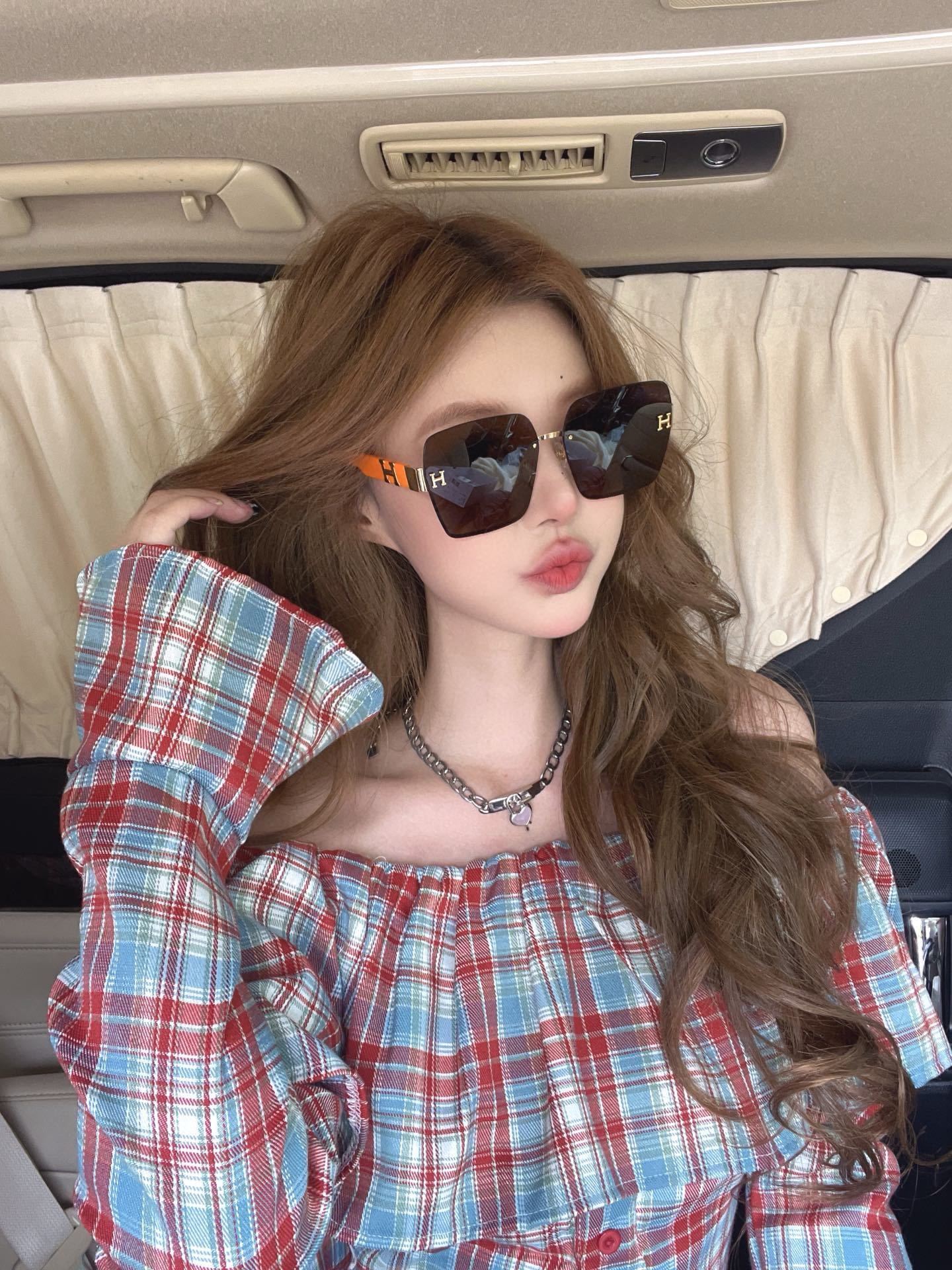 Luxury Oversized Square Gradient Sunglasses for Women – Gold H Detail