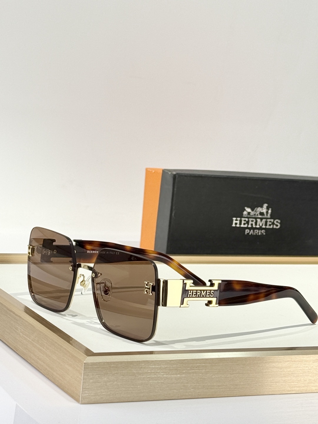 Hermes Luxury Square Sunglasses – Gradient Lenses with Gold H Logo