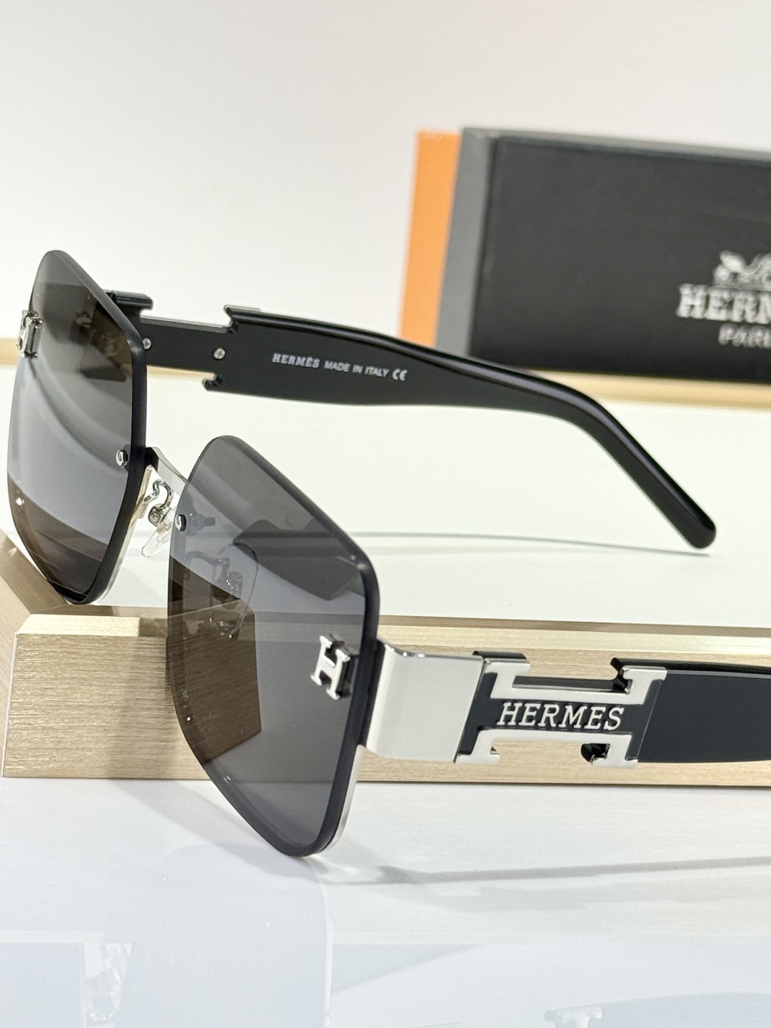 Luxury Square Sunglasses with Silver H Logo – Unisex Eyewear