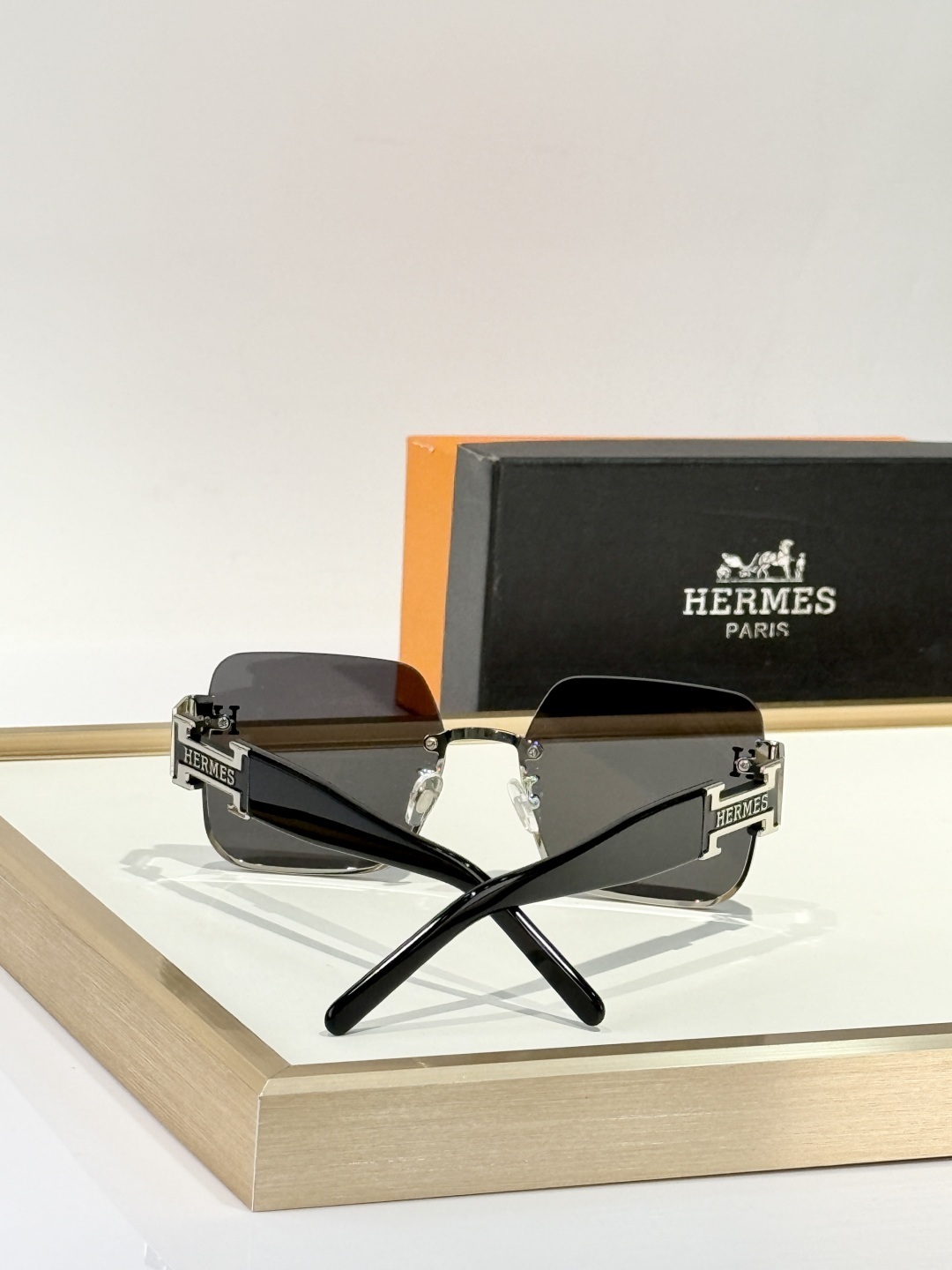 Luxury Square Sunglasses with Silver H Logo – Unisex Eyewear