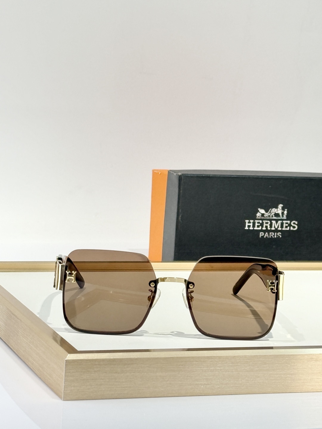 Hermès Brown Gradient Lens Sunglasses – Gold H Accent