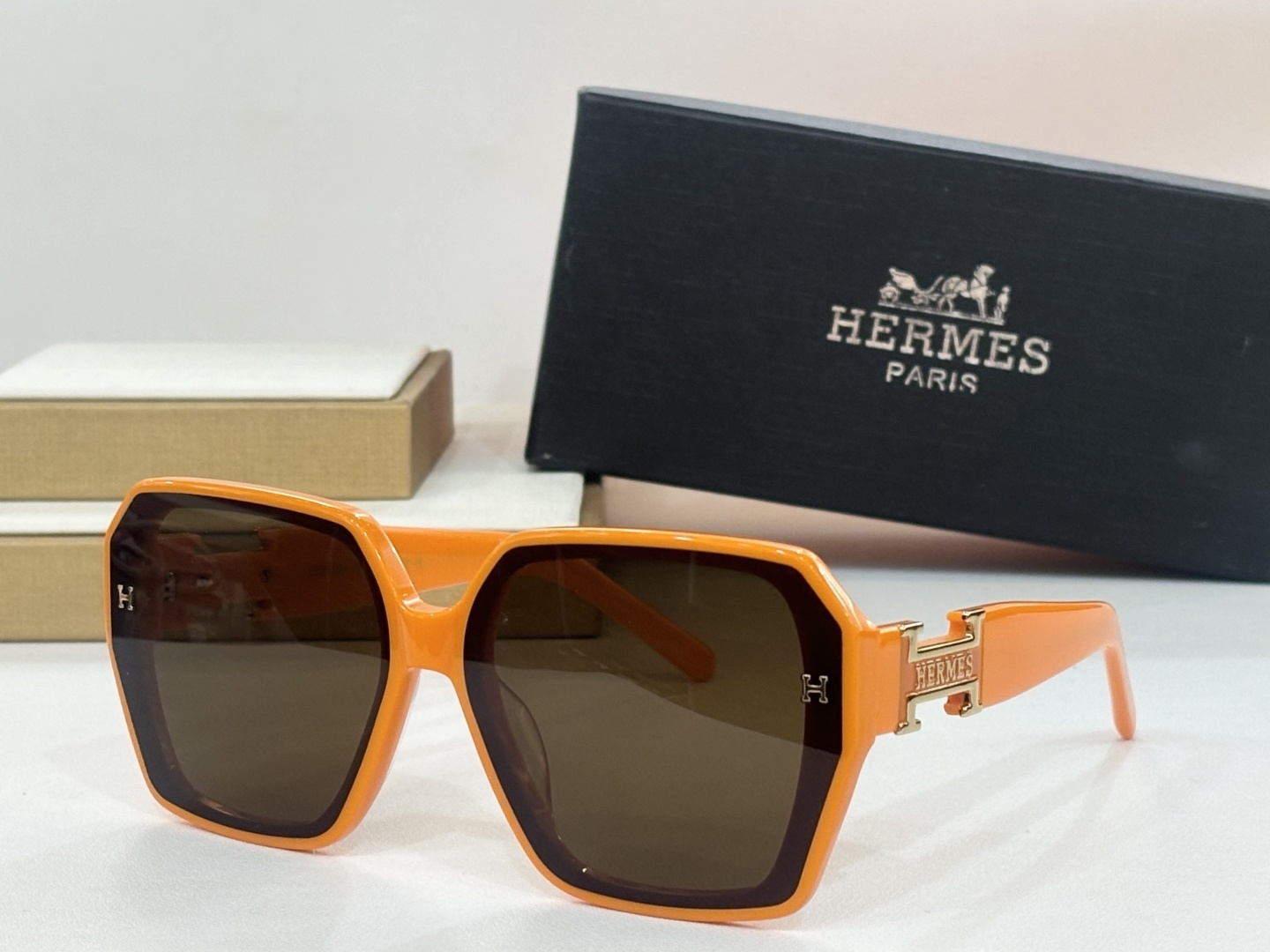 Hermes Luxury Geometric Sunglasses – Elegant Beige & Gold