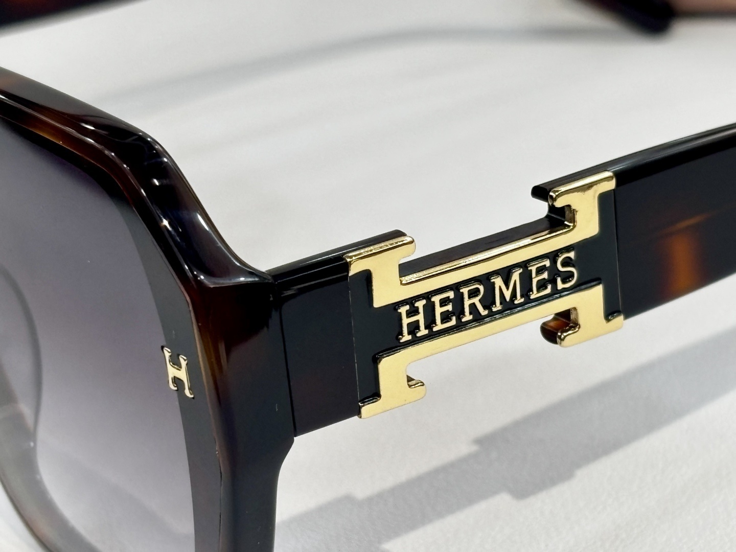 Hermes Luxury Geometric Sunglasses – Elegant Beige & Gold