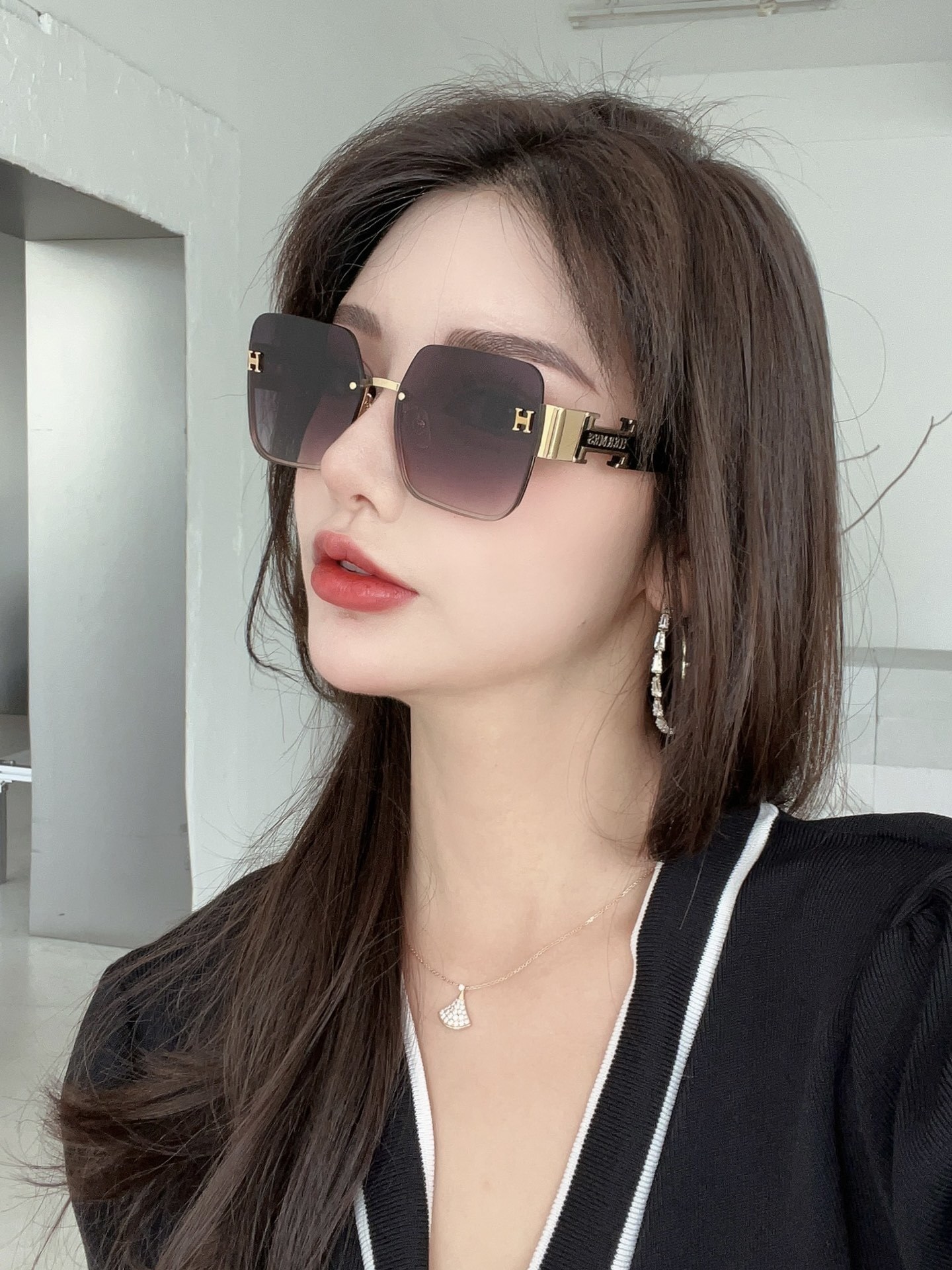 Luxury Women’s Oversized Square Sunglasses – Gold H Detail