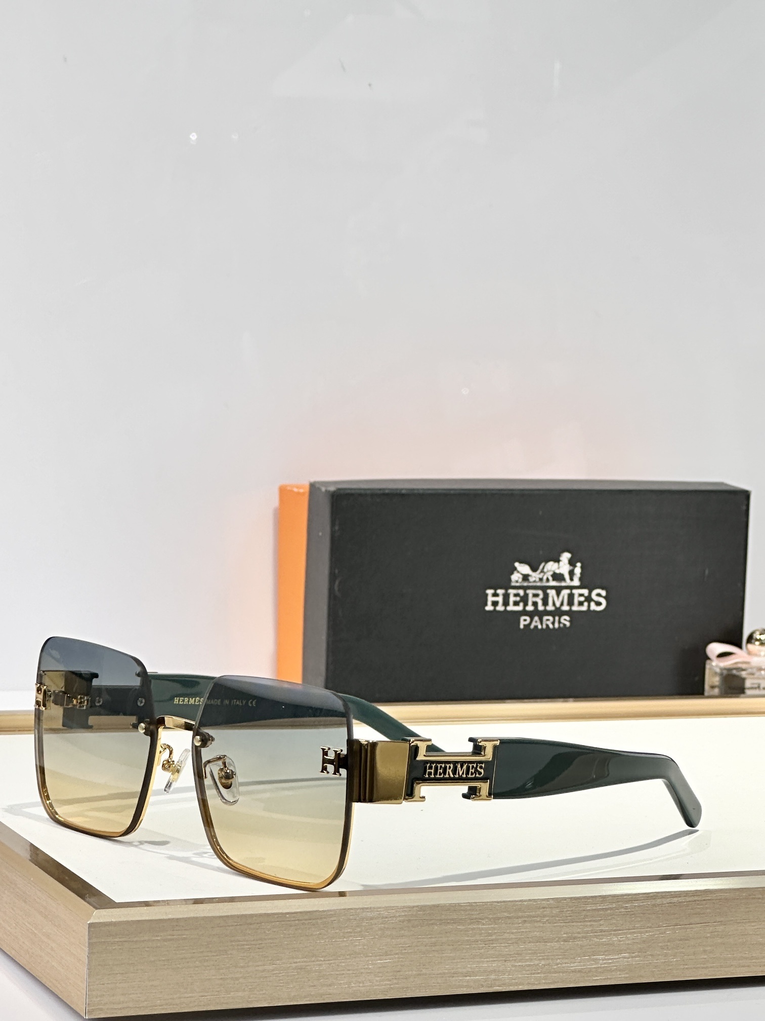 Hermes Luxury Square Sunglasses – Chic Orange & Gold Rimless Design