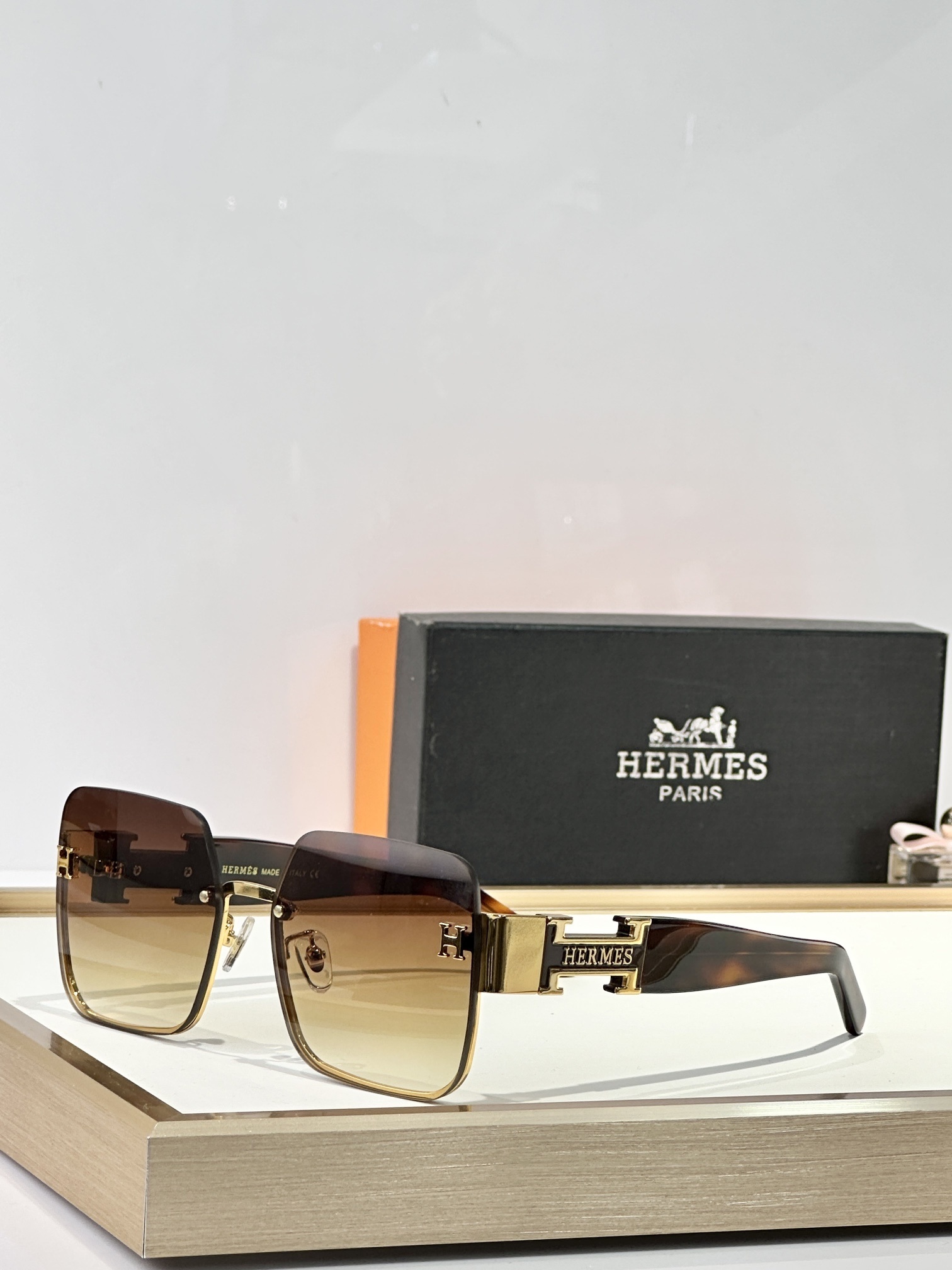 Hermes Luxury Square Sunglasses – Chic Orange & Gold Rimless Design
