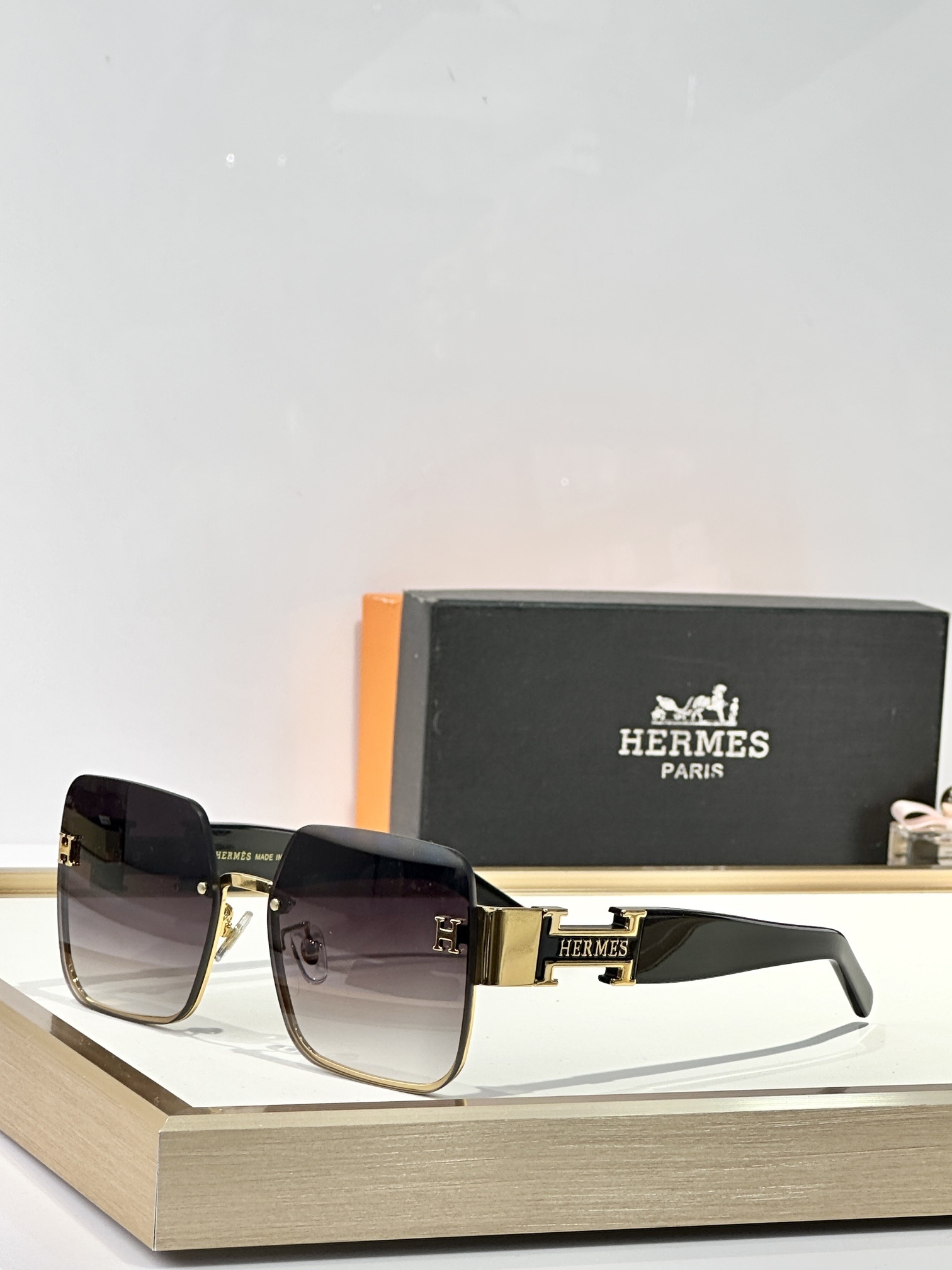 Hermes Luxury Square Sunglasses – Chic Orange & Gold Rimless Design