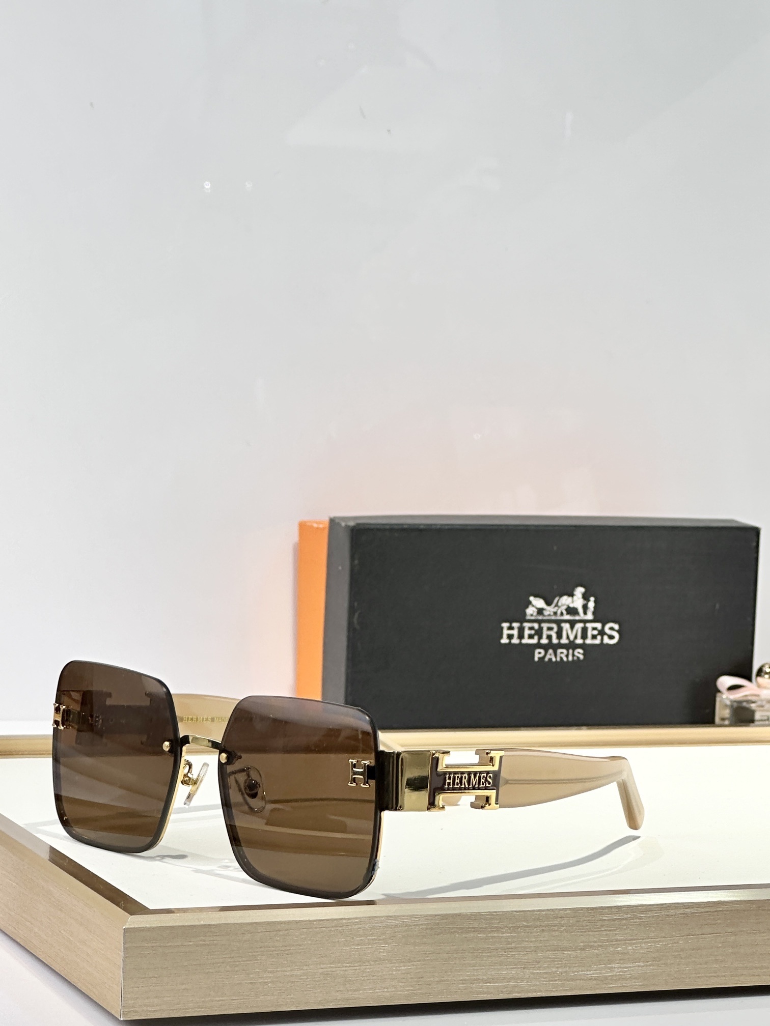 Hermes Luxury Square Sunglasses – Chic Orange & Gold Rimless Design