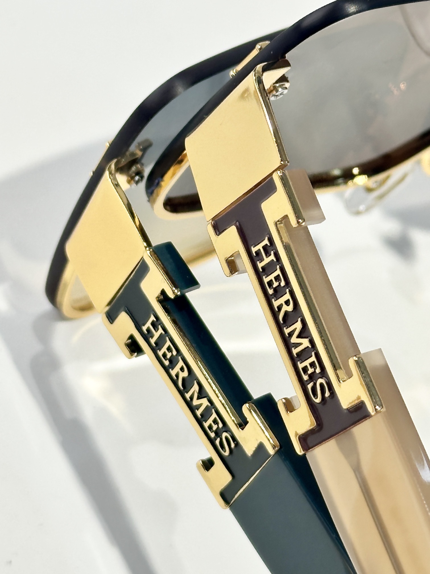 Hermes Luxury Square Sunglasses – Chic Orange & Gold Rimless Design