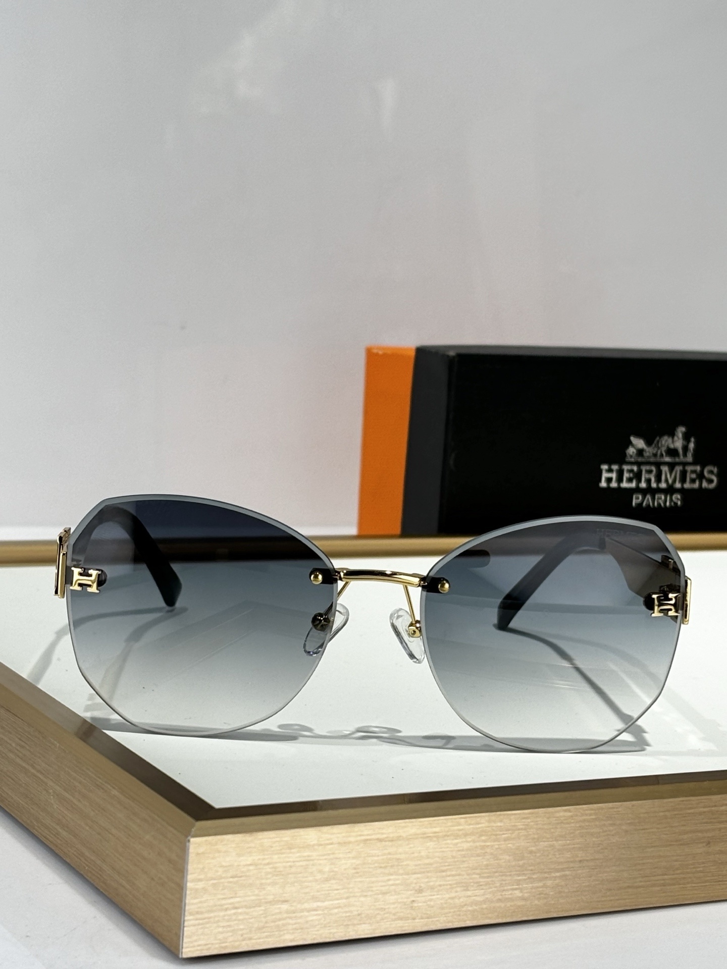 Luxury Rimless Gradient Butterfly Sunglasses for Women – Gold H Logo