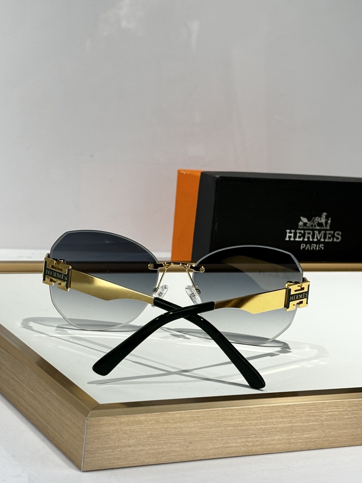 Luxury Rimless Gradient Butterfly Sunglasses for Women – Gold H Logo