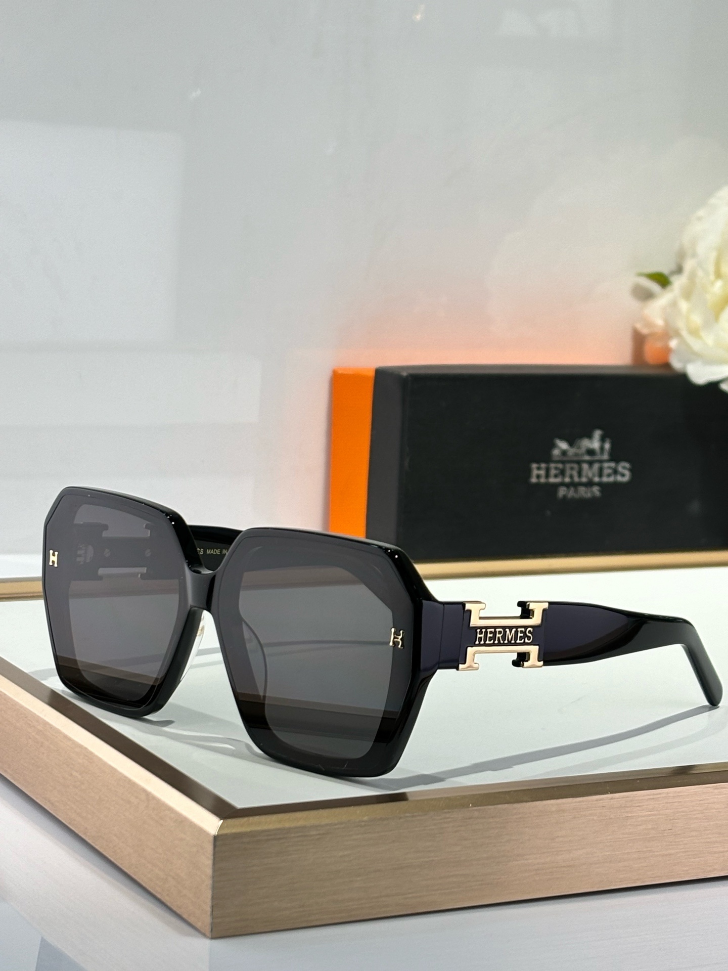 Oversized Square Sunglasses for Women – Chic Black Designer Shades