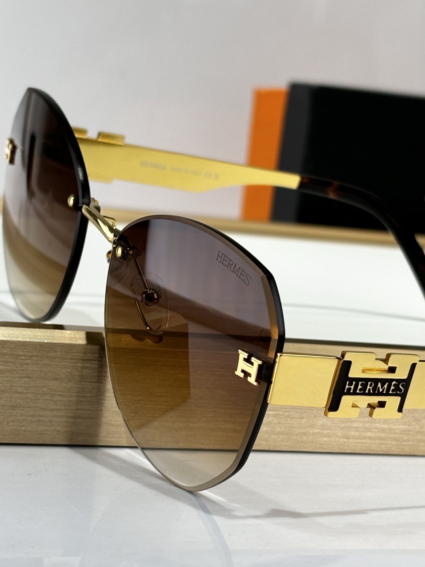 Hermes Luxury Rimless Sunglasses – Brown Gradient Lenses for Women