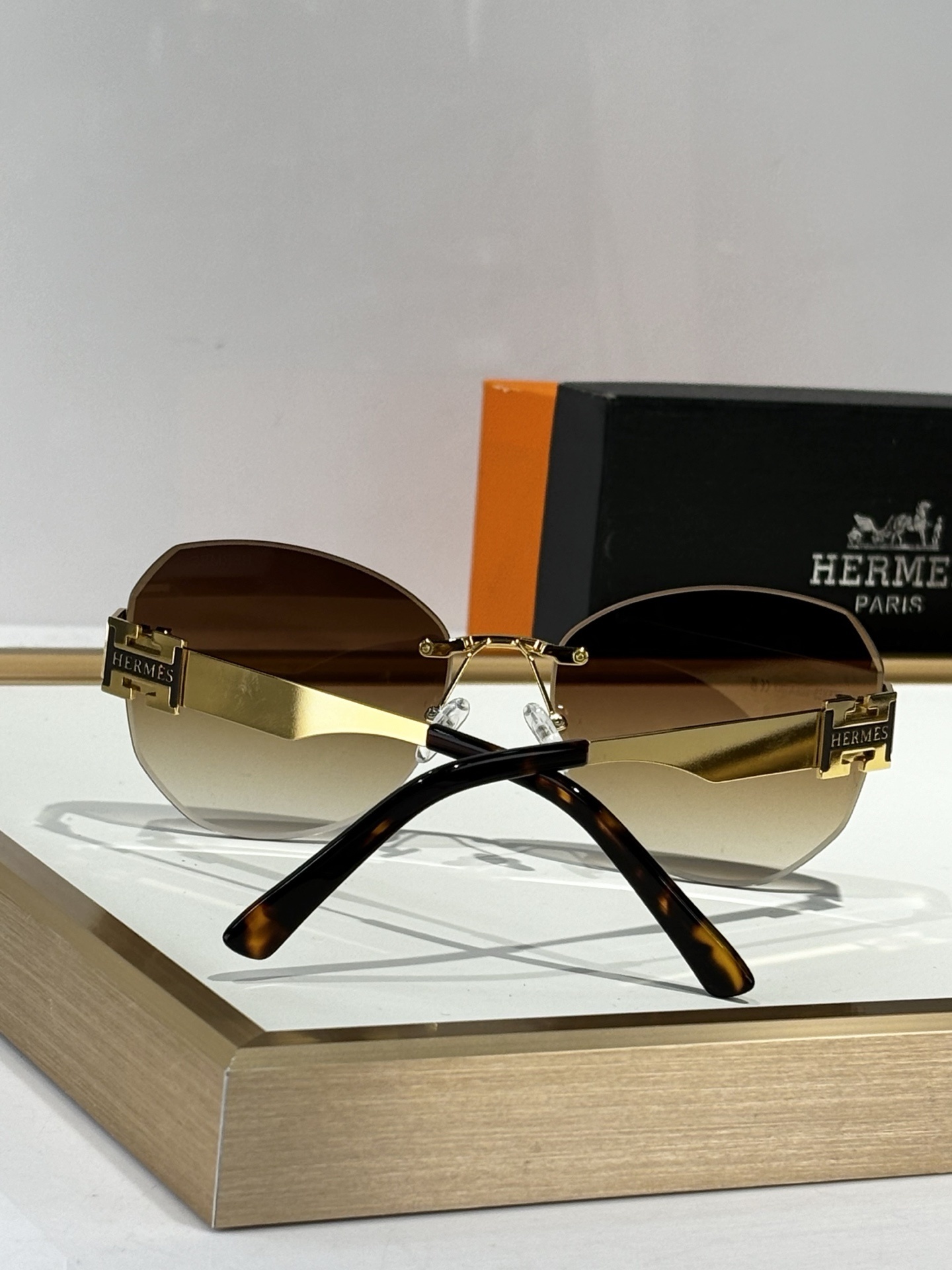 Hermes Luxury Rimless Sunglasses – Brown Gradient Lenses for Women