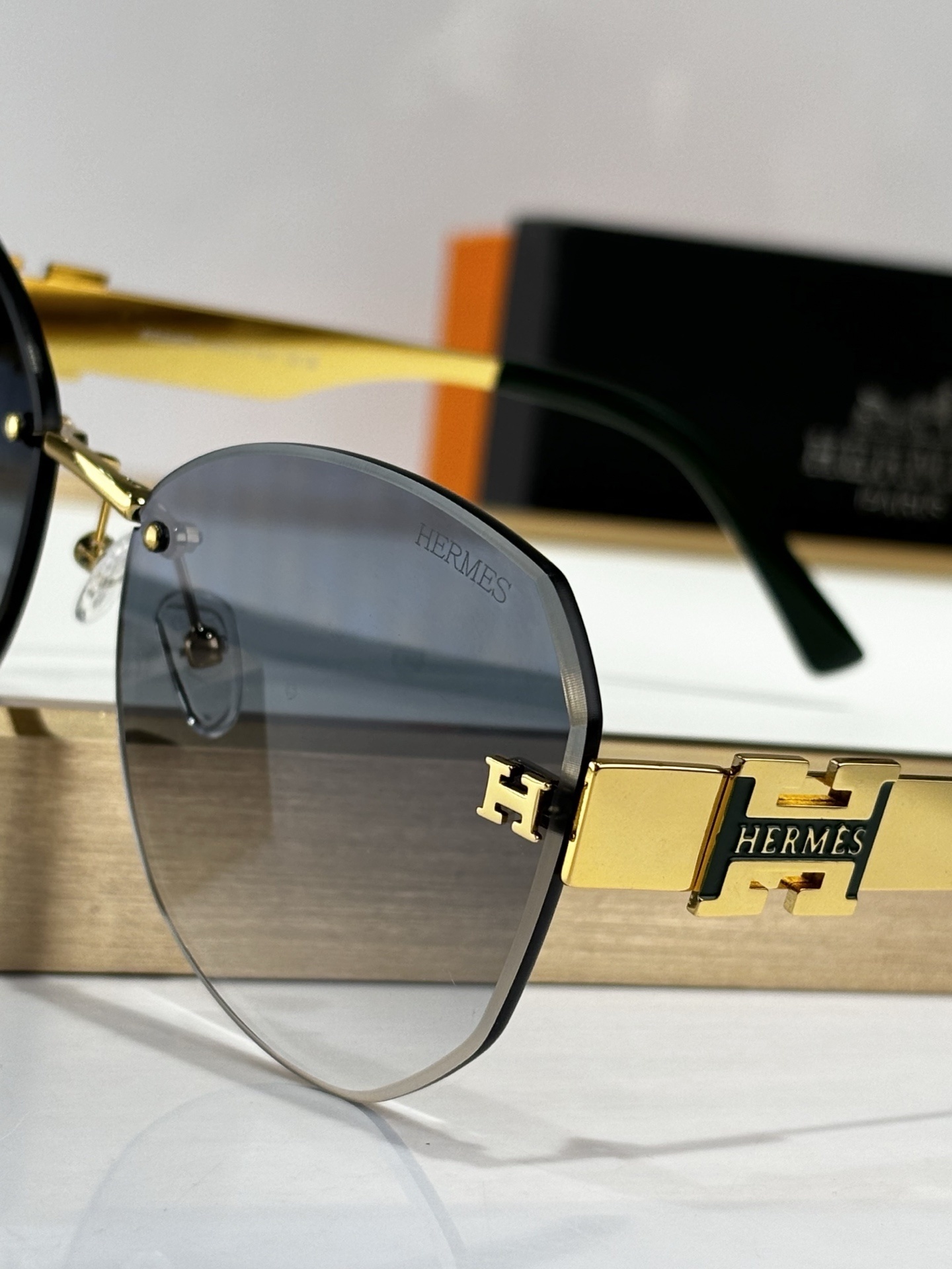 Luxury Rimless Gradient Sunglasses for Women – Elegant Gold Logo