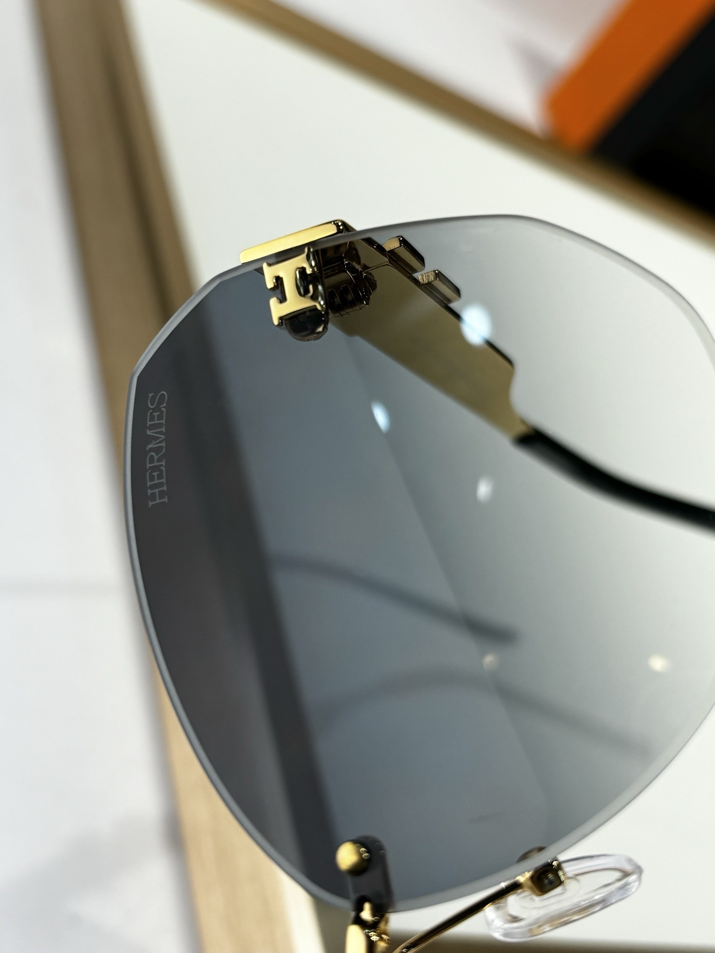 Luxury Rimless Gradient Sunglasses for Women – Elegant Gold Logo