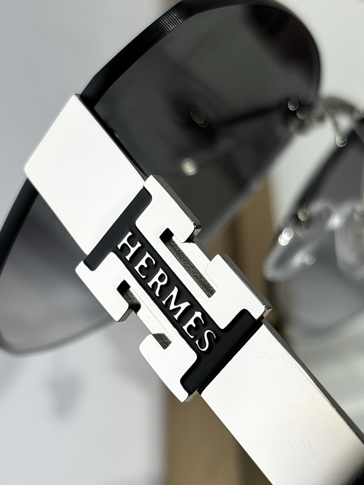 Hermes Luxury Rimless Butterfly Sunglasses – Silver & Gray Gradient