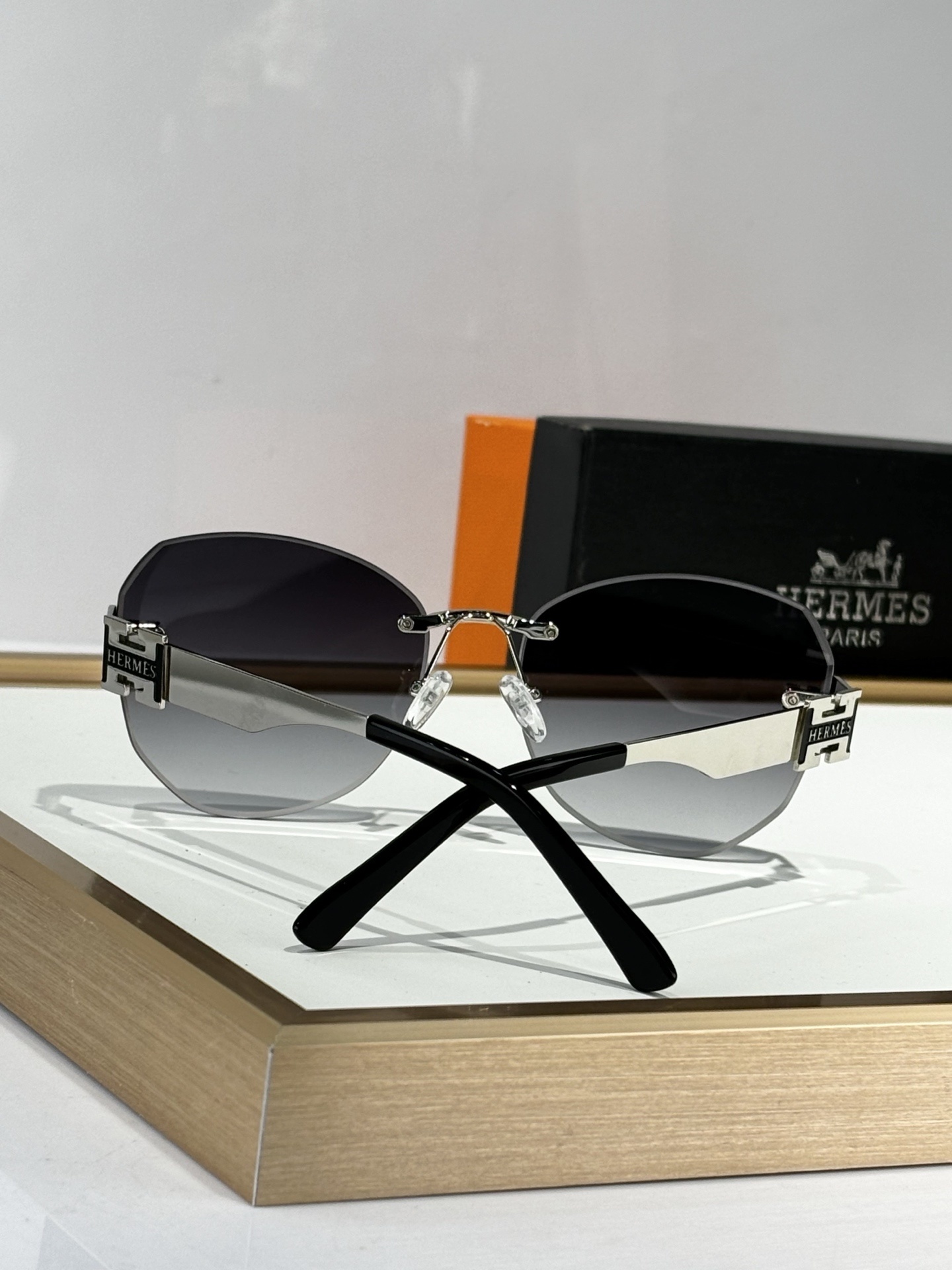 Hermes Luxury Rimless Butterfly Sunglasses – Silver & Gray Gradient