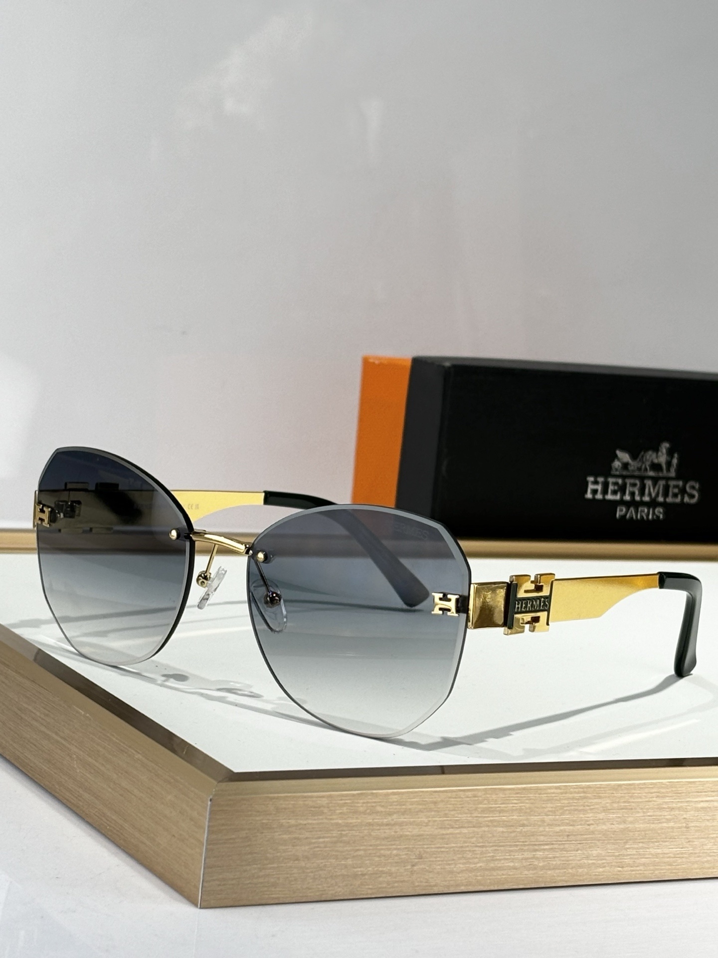 Hermes Luxury Women’s Rimless Sunglasses – Gradient Brown & Gold