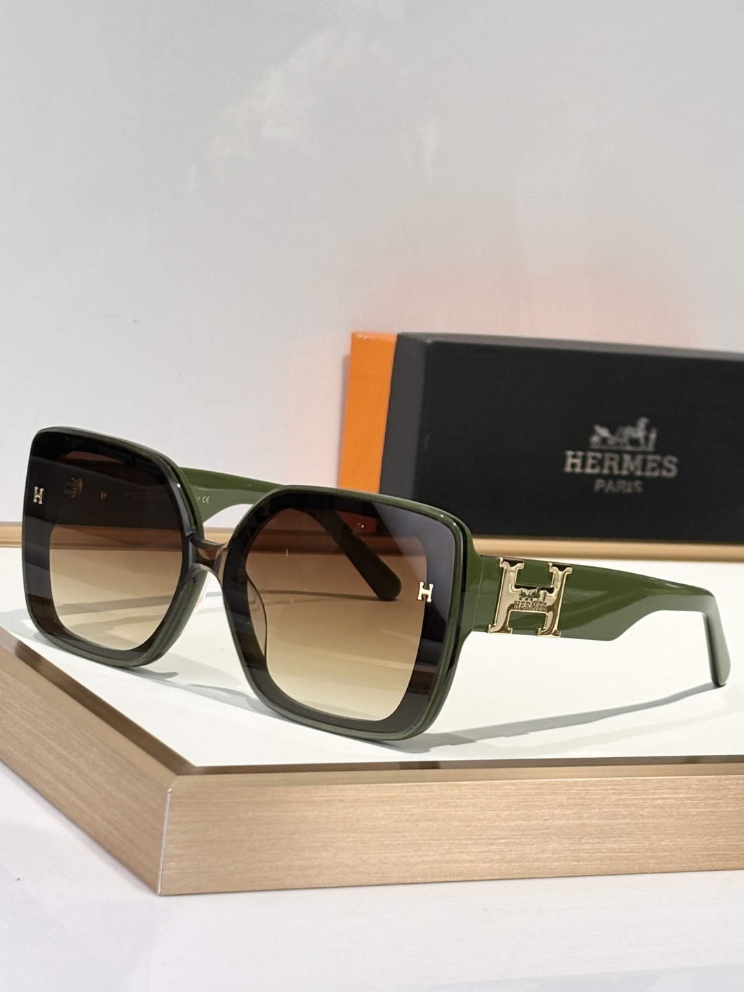 Luxury Women’s Oversized Square Sunglasses – Green Gradient Lens