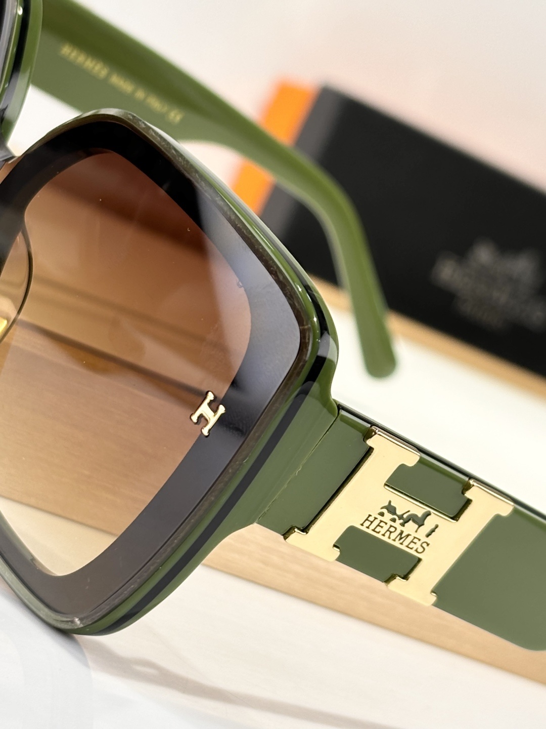 Luxury Women’s Oversized Square Sunglasses – Green Gradient Lens