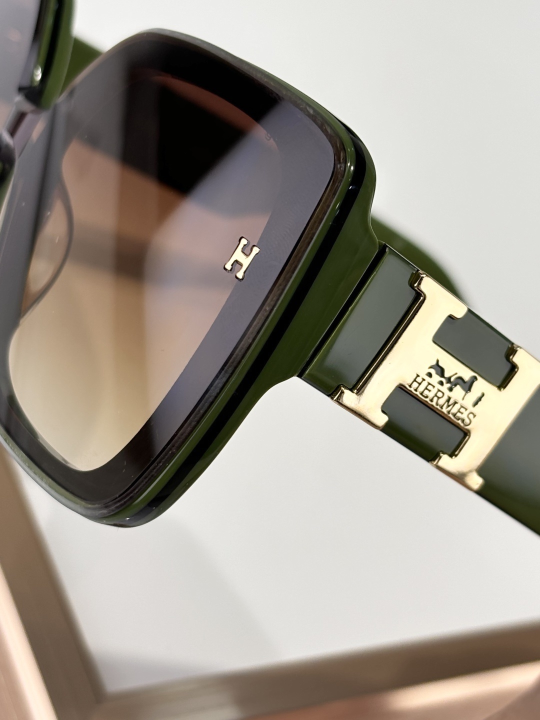 Luxury Women’s Oversized Square Sunglasses – Green Gradient Lens