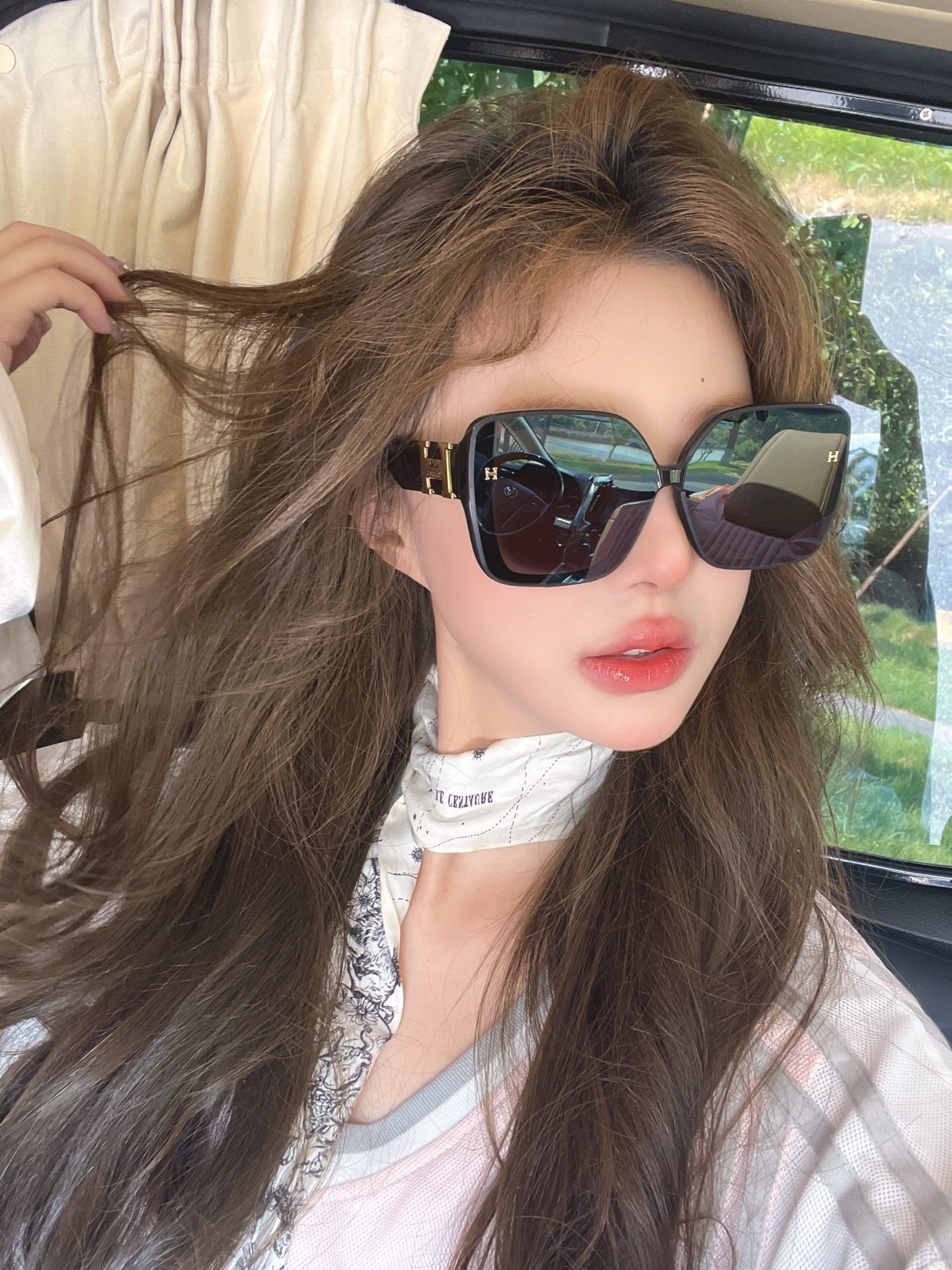 Hermès Black Square Sunglasses – Gold H Detail 2