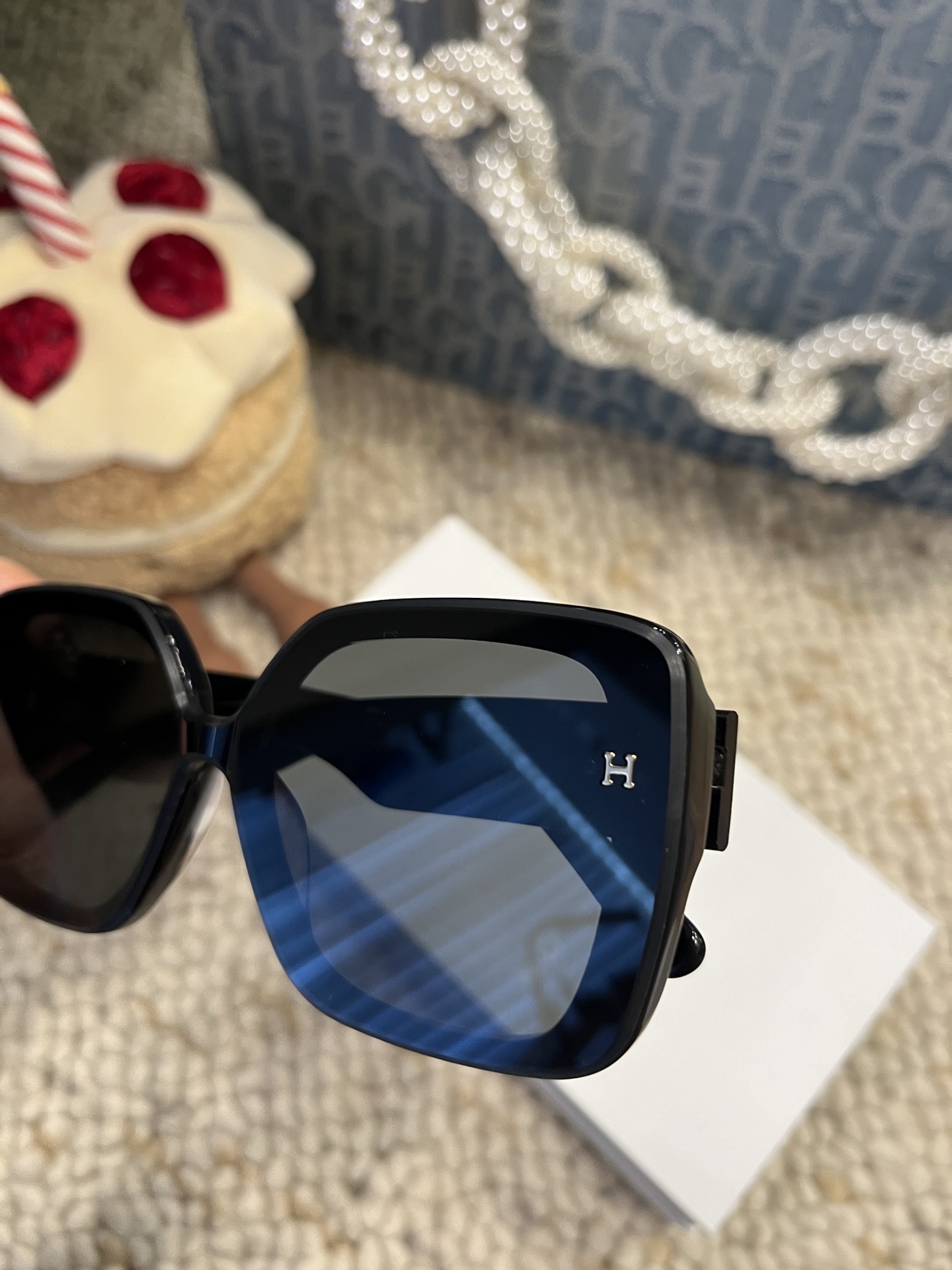 Luxury Women’s Oversized Square Sunglasses – Trendy Black & Gold